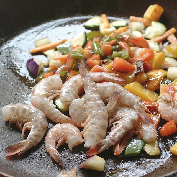 Mexer Camarões Fritos Com Legumes — Fotografia de Stock