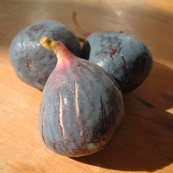 Black figs on a wood table — Stock Photo, Image