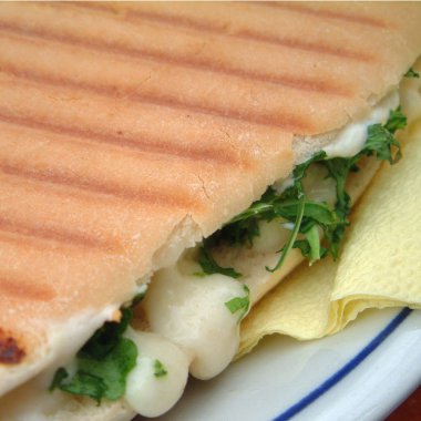 Roket ve peynir ile vejetaryen sandviç