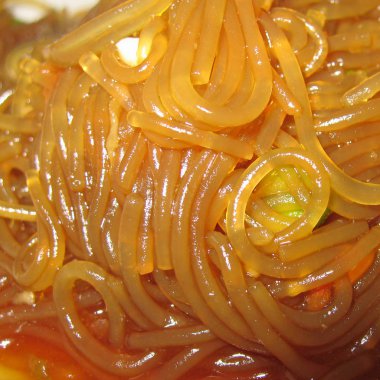 Soya soslu erişte yakın