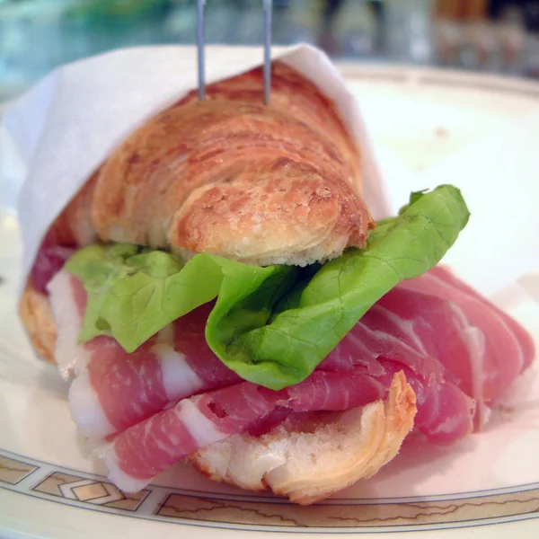 Croissant se šunkou a lettucefood — Stock fotografie