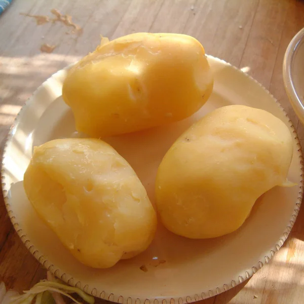 Варена картопля на тарілці — стокове фото