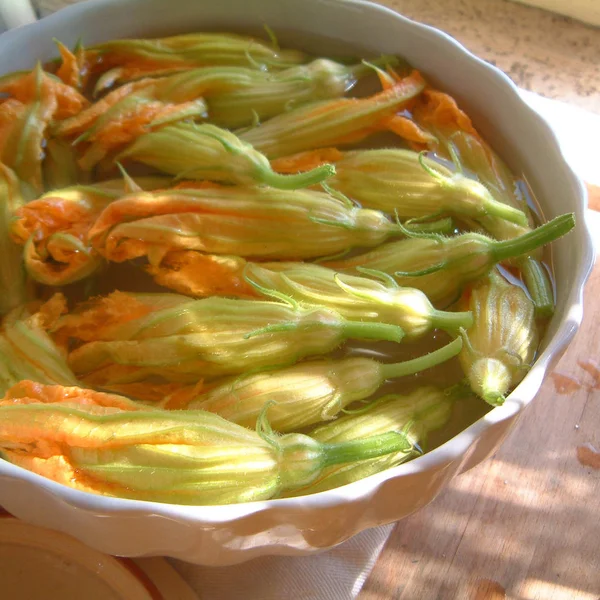 Flores de calabacín crudas listas para cocinar — Foto de Stock