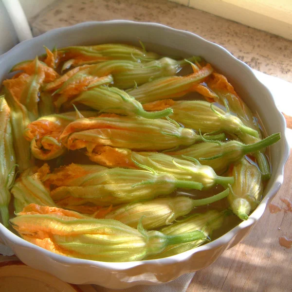 Flores de calabacín crudas listas para cocinar — Foto de Stock