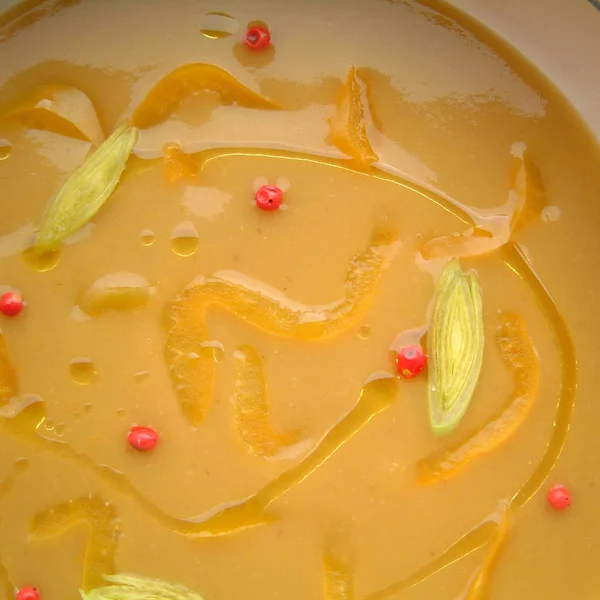 Sopa de legumes com cenouras e pimenta vermelha — Fotografia de Stock