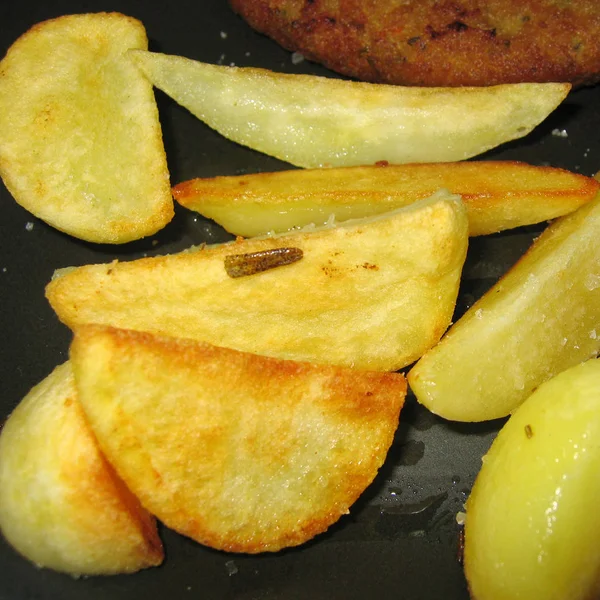 Bakad potatis med rosmarin blad — Stockfoto