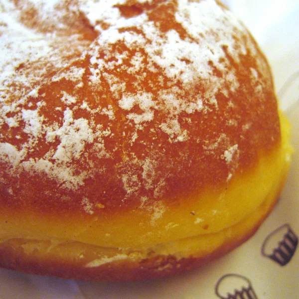 Donuts com açúcar em pó close-up — Fotografia de Stock