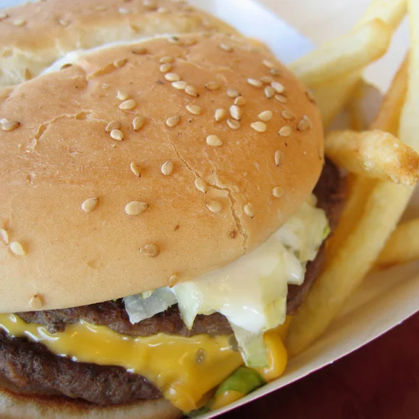 Ser burger kanapka bliska — Zdjęcie stockowe