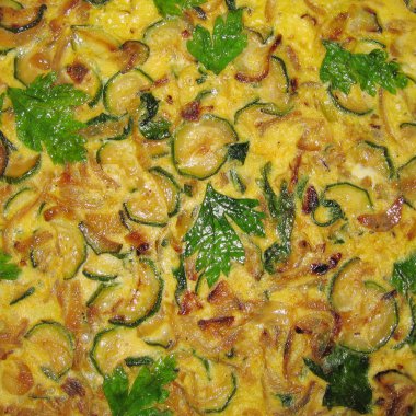 Kabak omlet ve maydanoz yakın