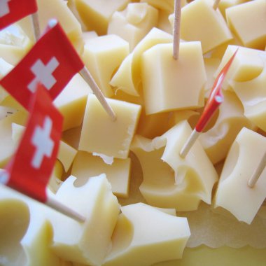 Emmenthal Peynir küpleri yakın