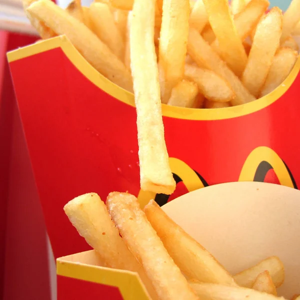 Milano, İtalya - 19 Mart 2005 : Mc Donald's patates kızartması