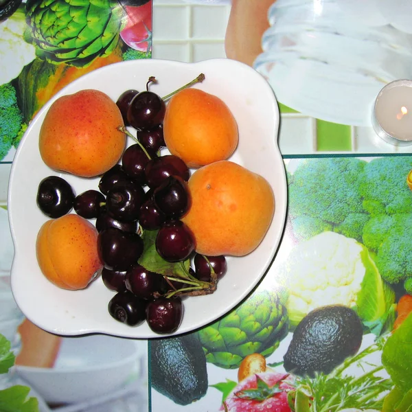 各种水果盘与杏和樱桃 — 图库照片