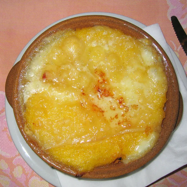 녹인 치즈를 곁들인 폴렌타 — 스톡 사진