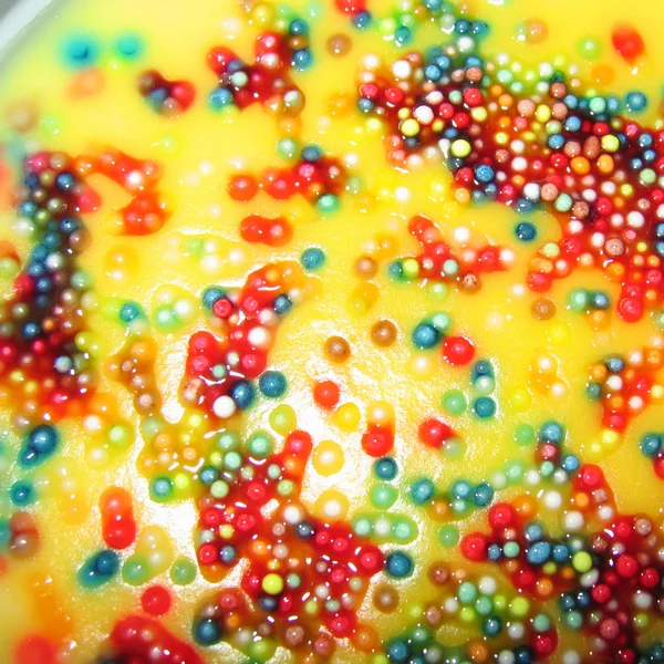 Krémová smetana s barevným cukrem — Stock fotografie