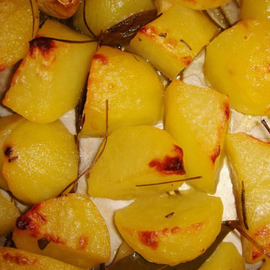 Biberiye yaprakları ile kavrulmuş patates