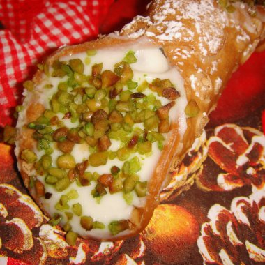 Antep fıstığı fındık ile Sicilya cannolo      