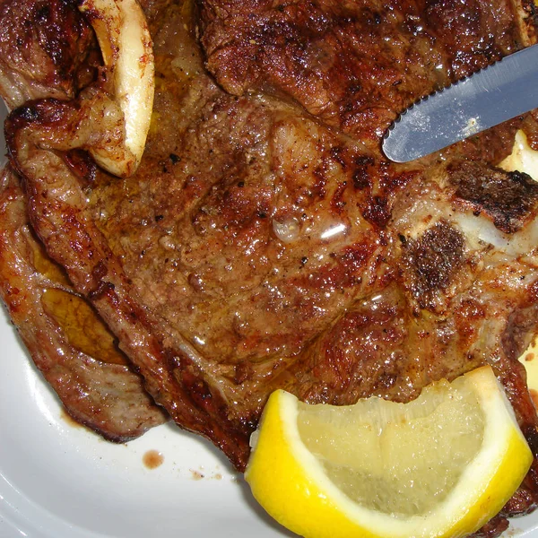 Biefstuk geserveerd voor de lunch — Stockfoto