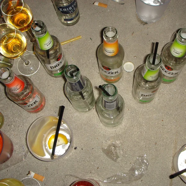 Bacardi leere Flaschen und Gläser — Stockfoto
