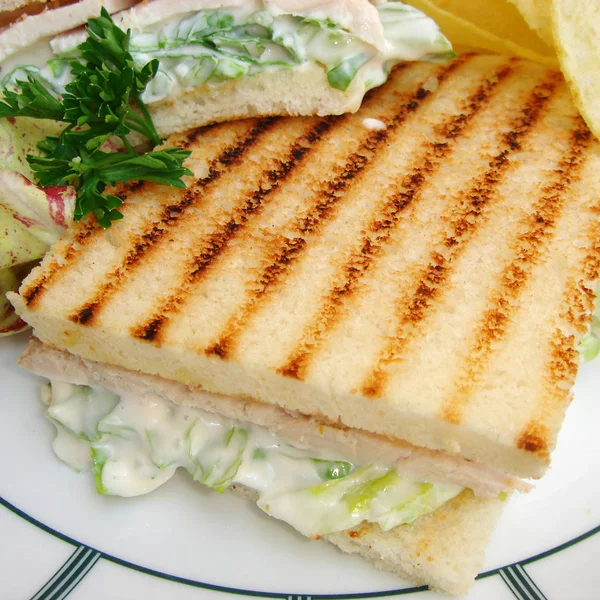 Öğle yemeğinde hindi eti ile Club sandviç 