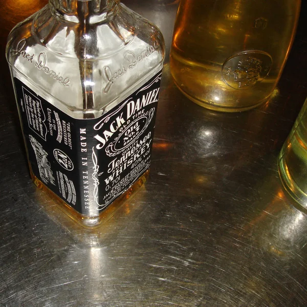 Бутылка Джека Дэниелса Столе — стоковое фото
