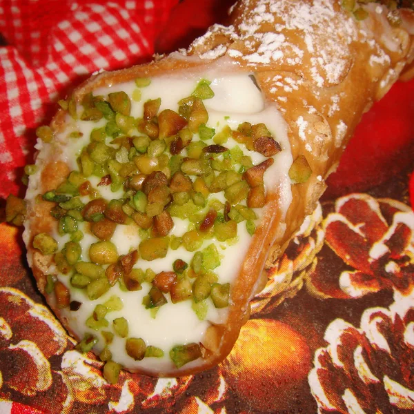 Sycylijski Cannolo z pistacje orzechy — Zdjęcie stockowe