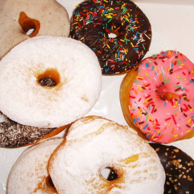 Çikolata, şeker ve çilek tatlar ile çeşitli Donuts kutusu