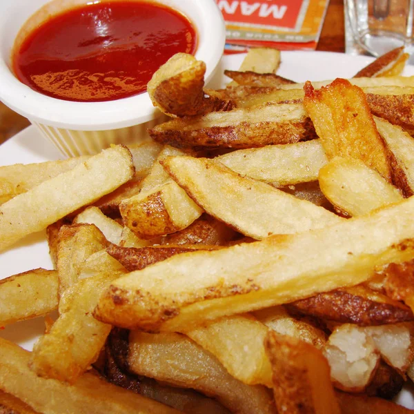 Frietjes en ketchup saus — Stockfoto