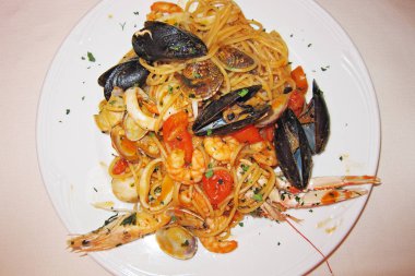 Deniz ürünleri ve taze domates ile Spagetti