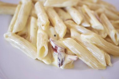 Milano, İtalya - 20 Temmuz 2017 : Safran ve benekli makarna