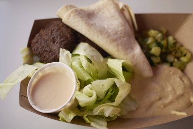 Humus ve pide ile Falafel plaka