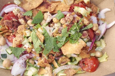 Fatoush salatası öğle yemeği için servis