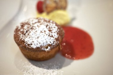 Ahududu sosu ve dondurma ile Muffin