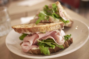 Mortadella ve marul ile Sandviç