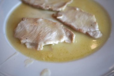 Scaloppina et öğle yemeği için servis