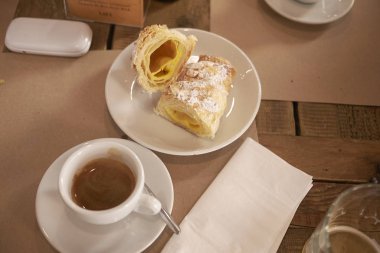 Milano, İtalya - 06 Eylül 2017 : Espresso ve pasta ile kahvaltı