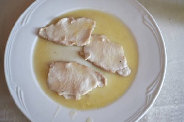 Scaloppina et öğle yemeği için servis