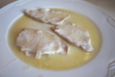 Scaloppina et öğle yemeği için servis