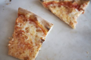 Domates ve mozzarella peynirli pizza Margarita