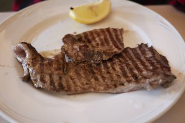 Izgara biftek öğle yemeği için servis