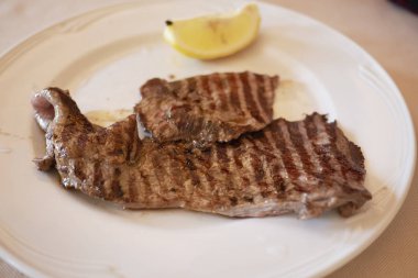 Izgara biftek öğle yemeği için servis