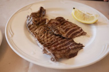 Izgara biftek öğle yemeği için servis