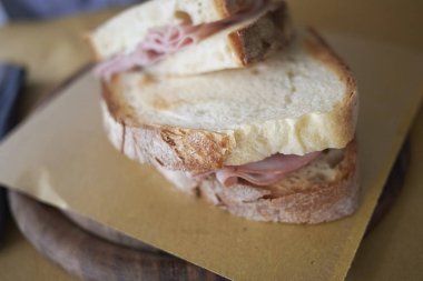 Atıştırmalık olarak mortadella ile Sandviç