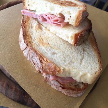 Atıştırmalık olarak mortadella ile Sandviç