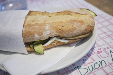 Izgara sebze ve mozzarella peyniri ile Sandviç