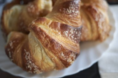 Kahvaltıda tereyağlı kruvasan