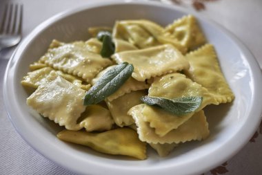 Tereyağı ve adaçayı ile Ravioli makarna