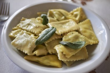 Tereyağı ve adaçayı ile Ravioli makarna