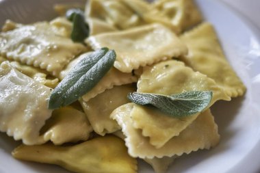 Tereyağı ve adaçayı ile Ravioli makarna