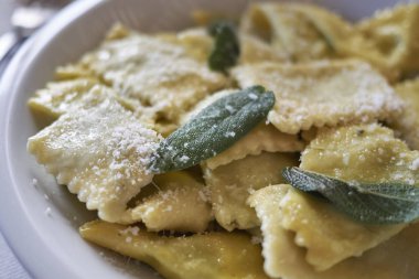 Tereyağı ve adaçayı ile Ravioli makarna