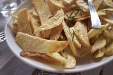 Biberiye yaprakları ile kızarmış patates